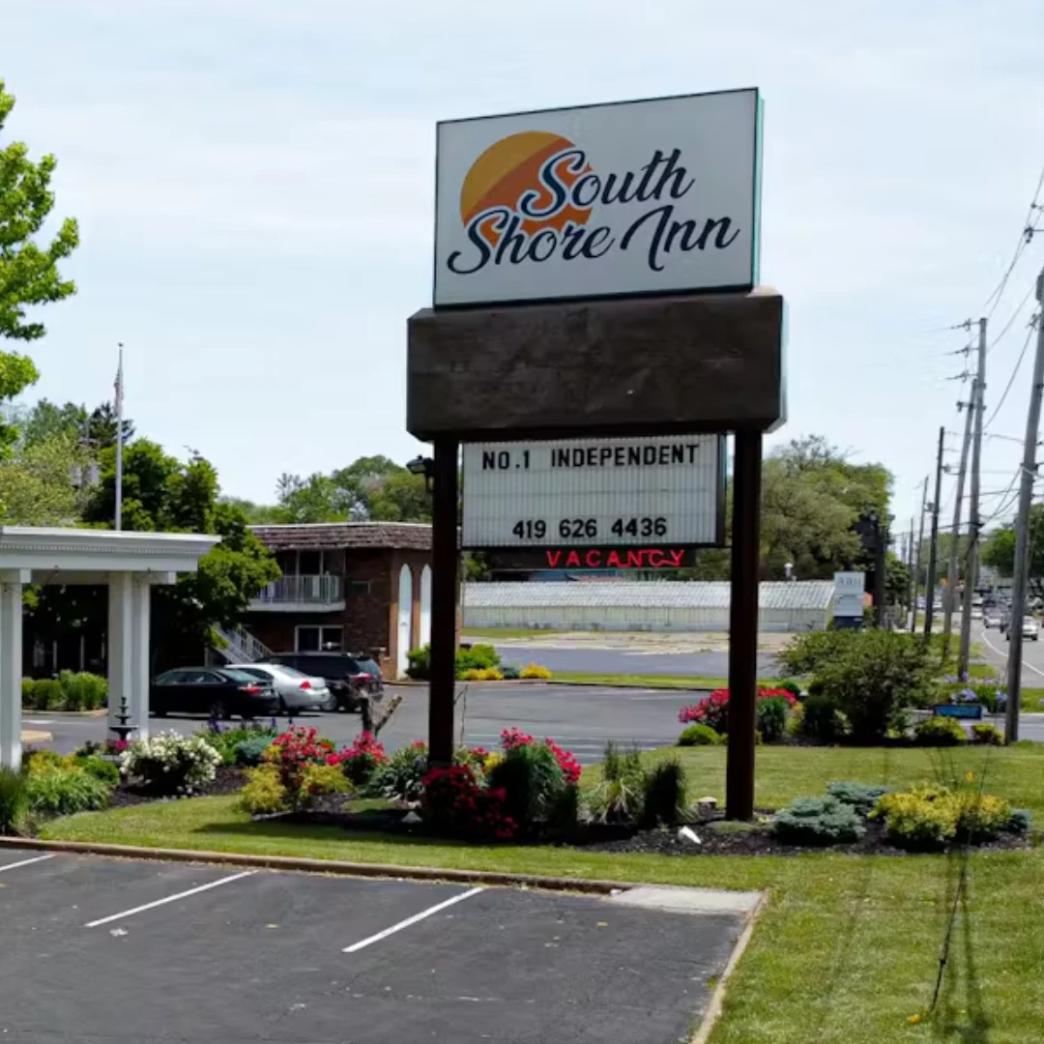 โลโก้ New Step South Shore Inn Work and Travel Sandusky Ohio